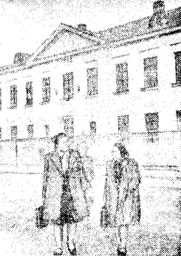    Школа № 13 в г. Юж­но-Сахалинске, построен­ная в 1953 году. Фото Григория Соколова.