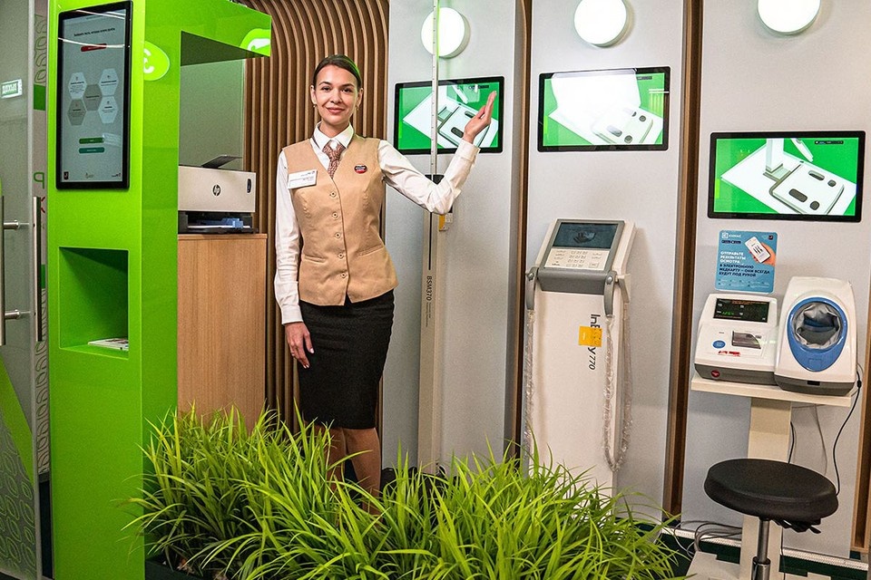    С помощью автоматического диагностического комплекса «Уголок здоровья» в более чем 60 МФЦ можно сделать экспресс-анализ основных «систем» организма. Фото: mos.ru