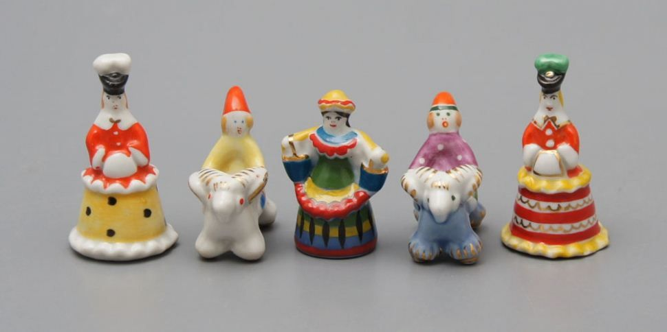 Комплект миниатюрных статуэток «Маскарад», скульптор Андрианова Т. В.,​ фарфор, Вербилки, 1950-60 гг. Фото с нашего сайта dvaveka.ru