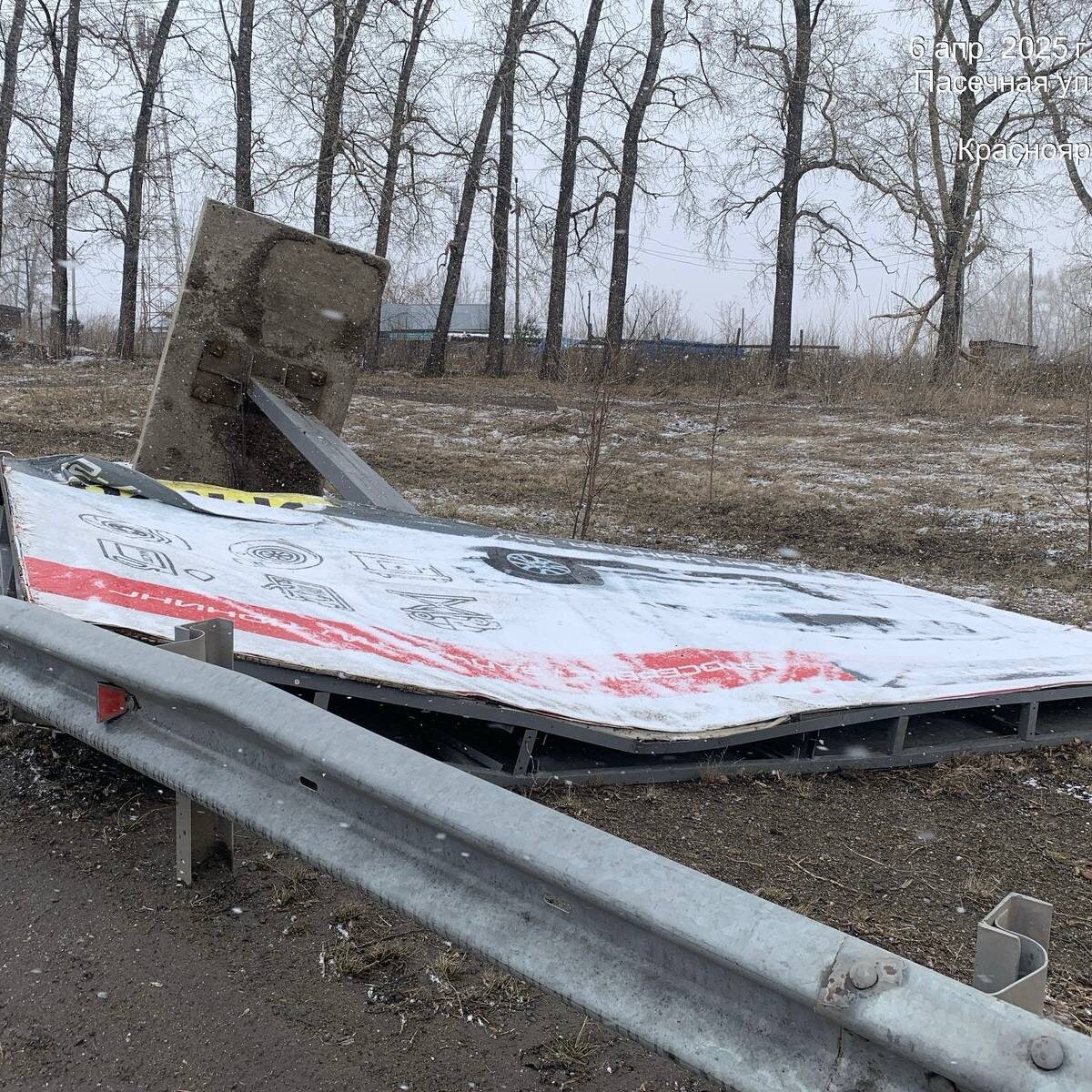     9 незаконных рекламных щитов снес ветер в Красноярске за выходные