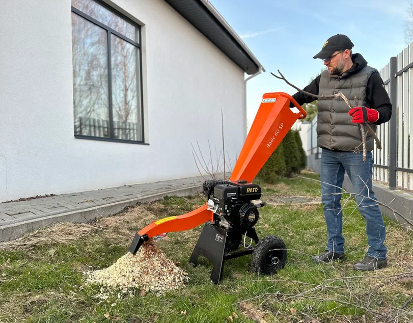 YARD FOX BASIC 60 SP.  Измельчитель способен легко переработать ветки диаметром до 60 мм.