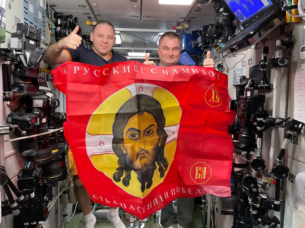 Космонавты Иван Вагнер и Алексей Овчинин со стягом Спаса Нерукотворного на борту МКС