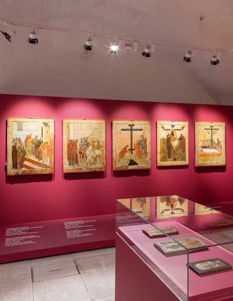 Иконы в зале постоянной экспозиции Музея им.Андрея Рублева