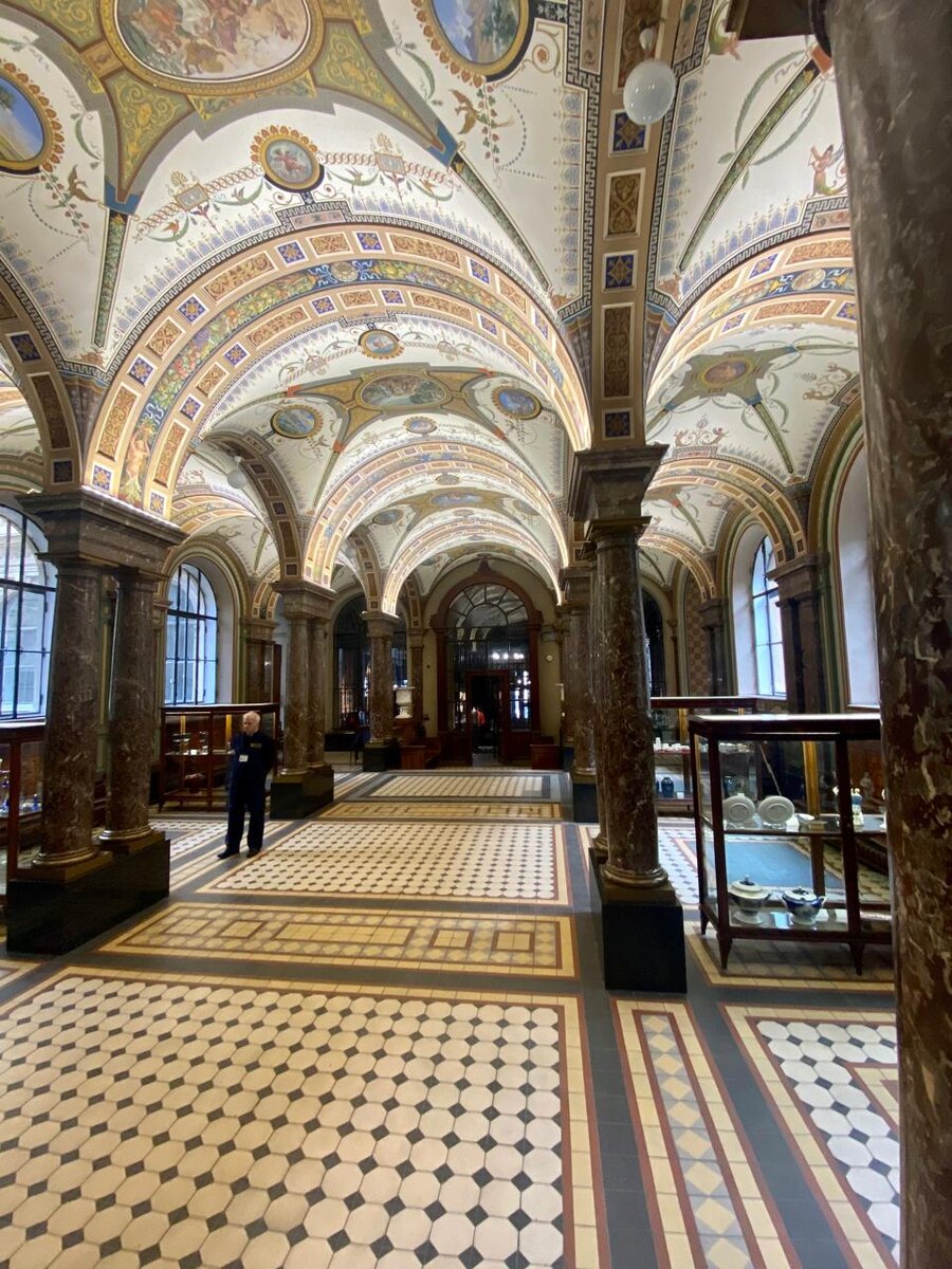 В убранстве тридцати двух залов музея нашли отражение почти все исторические эпохи и стили. 