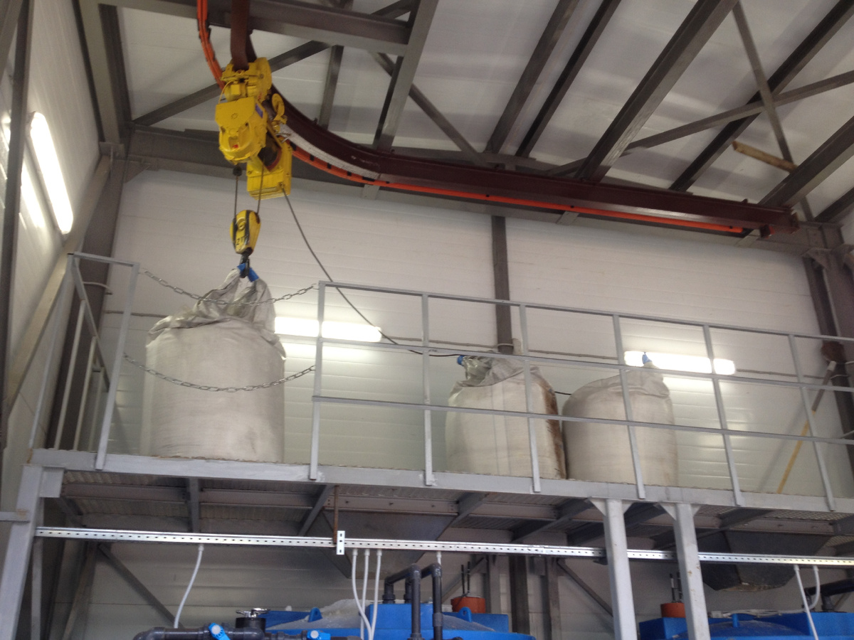 Загрузка технической соли в "биг-бэгах" требует специального подъёмного оборудования