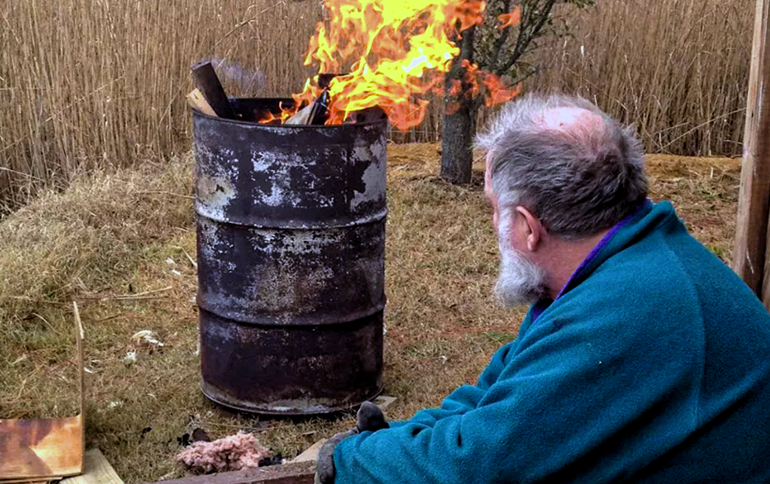 Меня здесь откровенно смущает близко расположенный сухостой на участке. Фото из открытых источников.