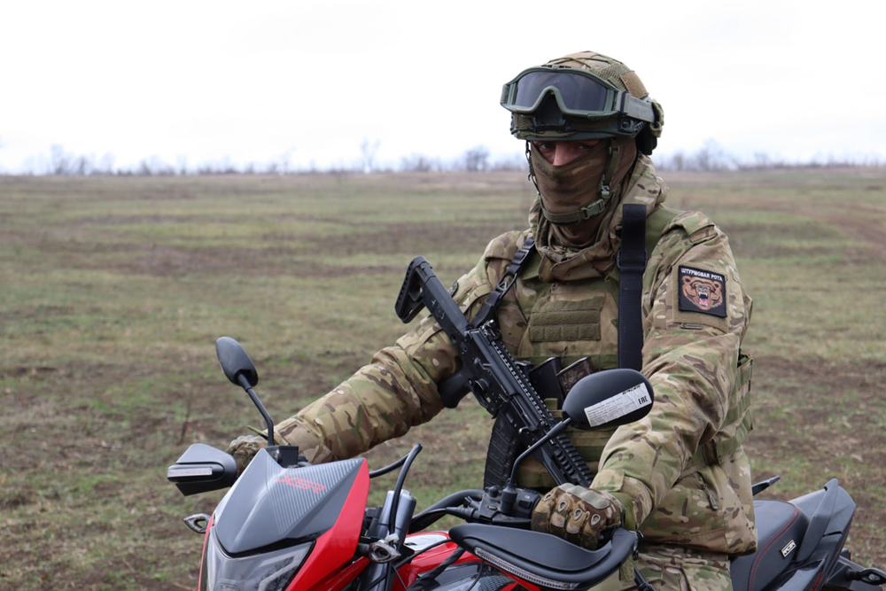    Мотоциклы штурмовики используют не только для марш-бросков в тыл врага. С их помощью доставляют провизию и боеприпасы на передовую. На фото - боец с позывным "Кощей". / Юрий Бородин