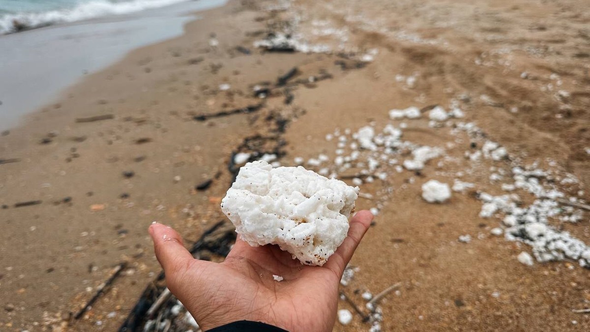    Сгустки неизвестного вещества на пляжах Анапы. Фото: телеграм-канал «Эколог Жора Каваносян»