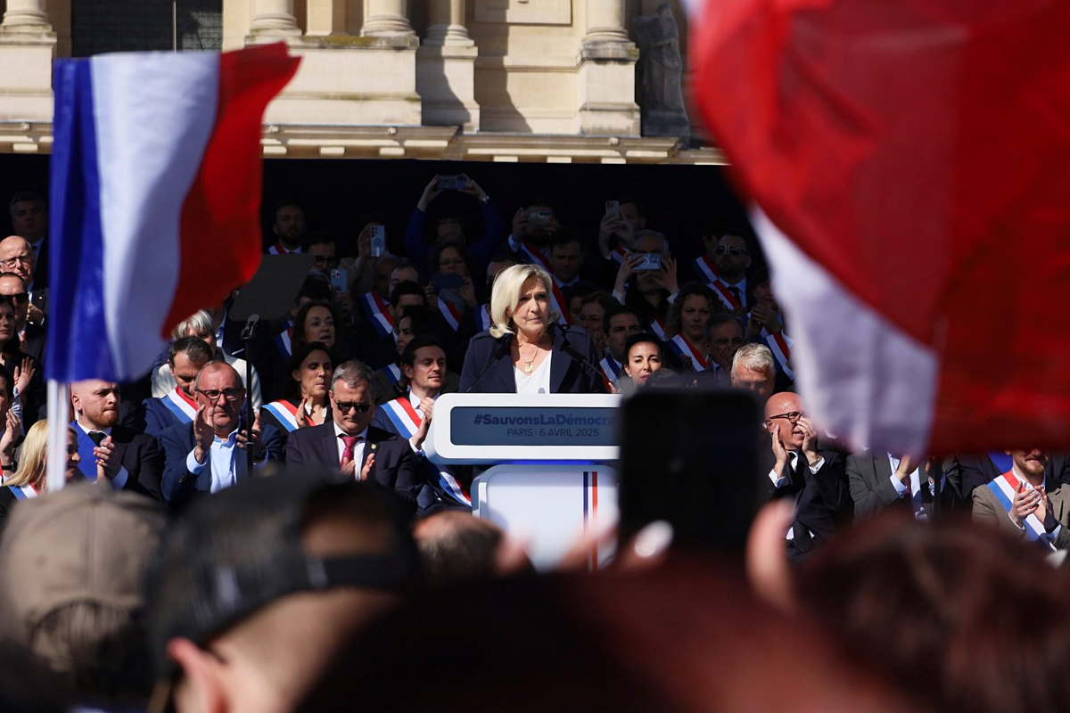 Марин Ле Пен выступает со сцены в воскресенье (6 апреля). [Лоран Геслин, Euractiv].