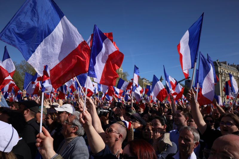 Сторонники «Национального объединения» у «Национальное объединение» у Дома Инвалидов в воскресенье (6 апреля). [Лоран Геслин, Euractiv]. 