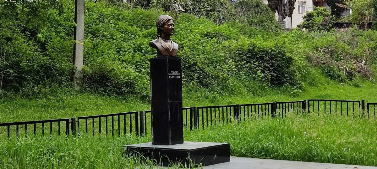 Сухум, Абхазия. Бюст Надежды Курченко в парке её имени.