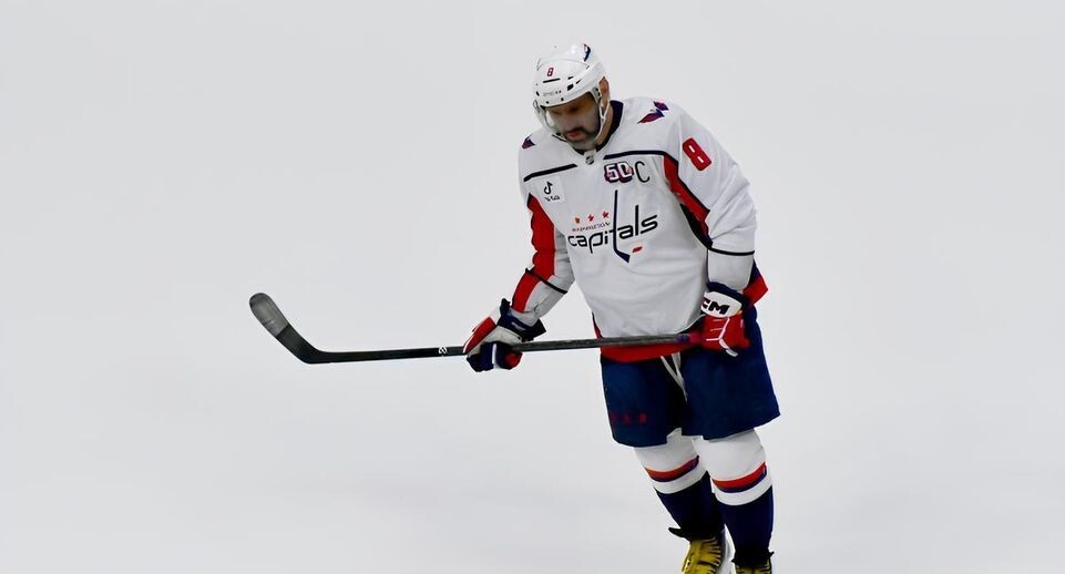    Александр Овечкин во время разминки перед началом матча регулярного чемпионата НХЛ между ХК «Нью-Йорк Айлендерс» (Нью-Йорк) и ХК «Вашингтон Кэпиталз» (Вашингтон) / РИА «Новости»