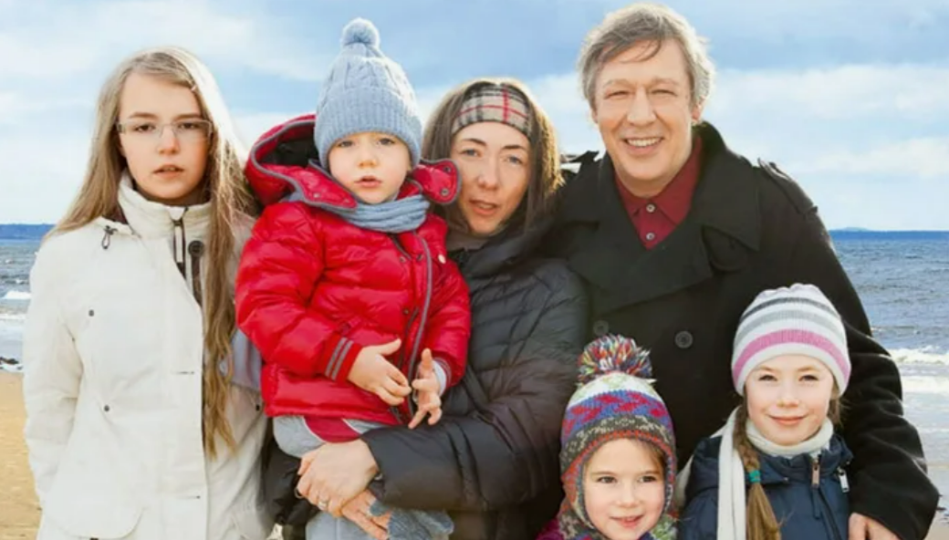 Михаил Ефремов с женой Софьей Кругликовой, Анной Марией и младшими детьми