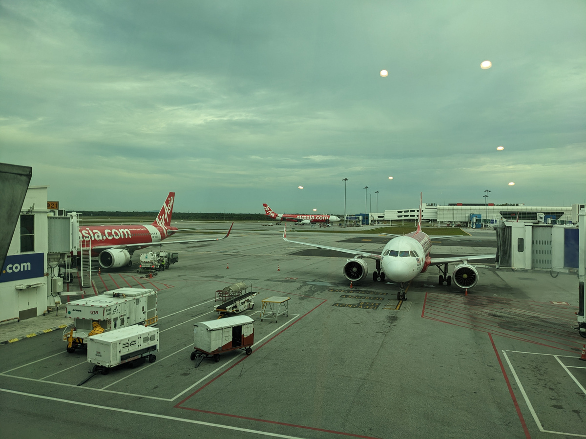 Почти все самолеты, прилетающие в терминал KLIA 2, принадлежат одной авиакомпании. Фото автора