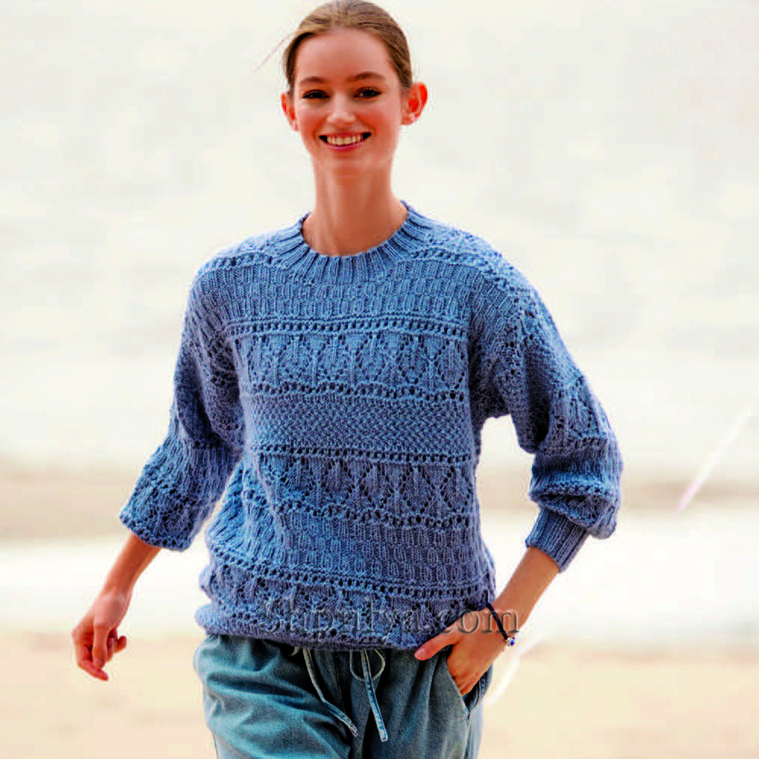 Голубой пуловер с сочетанием узоров из мохера