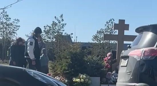 Петр Чернвшев на могиле Заворотнюк