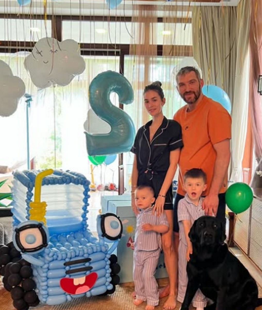 Александр Овечкин с Анастасией Шубской и сыновьями Сергеем и Ильей. Фото: соцсети