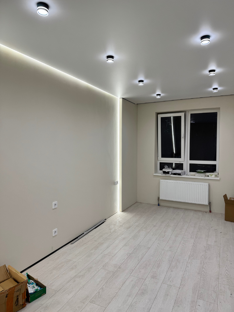 РостовПРОремонт выполнил подготовку стен (штукатурку и шпаклевку) под флизелиновые обои молочного цвета