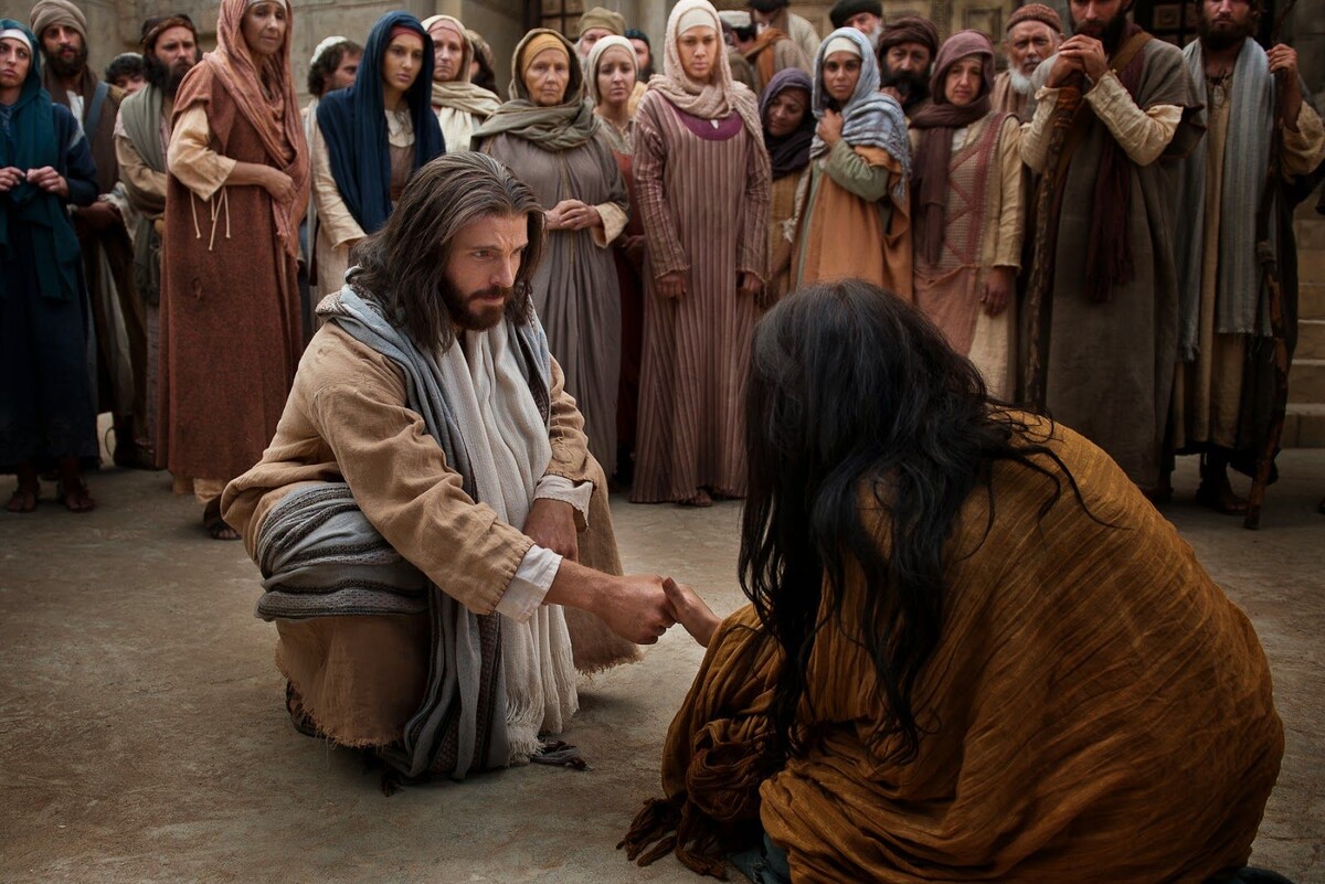 Кадр из фильма, когда Иисус спасает и прощает женщину, обвиненную в нарушении Закона Моисея