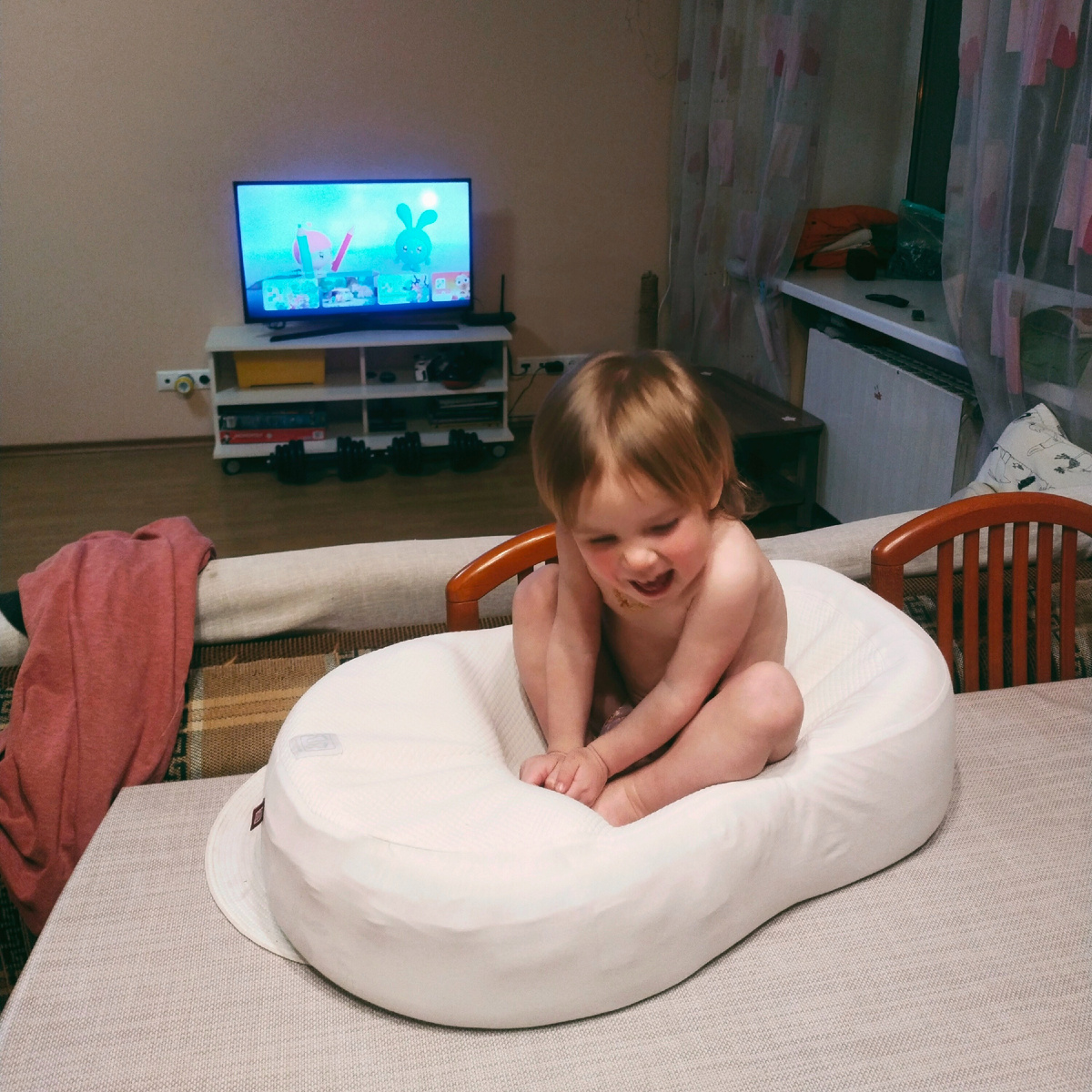 Залезает на стол и фиг снимешь. В выходные пришлось убирать стулья