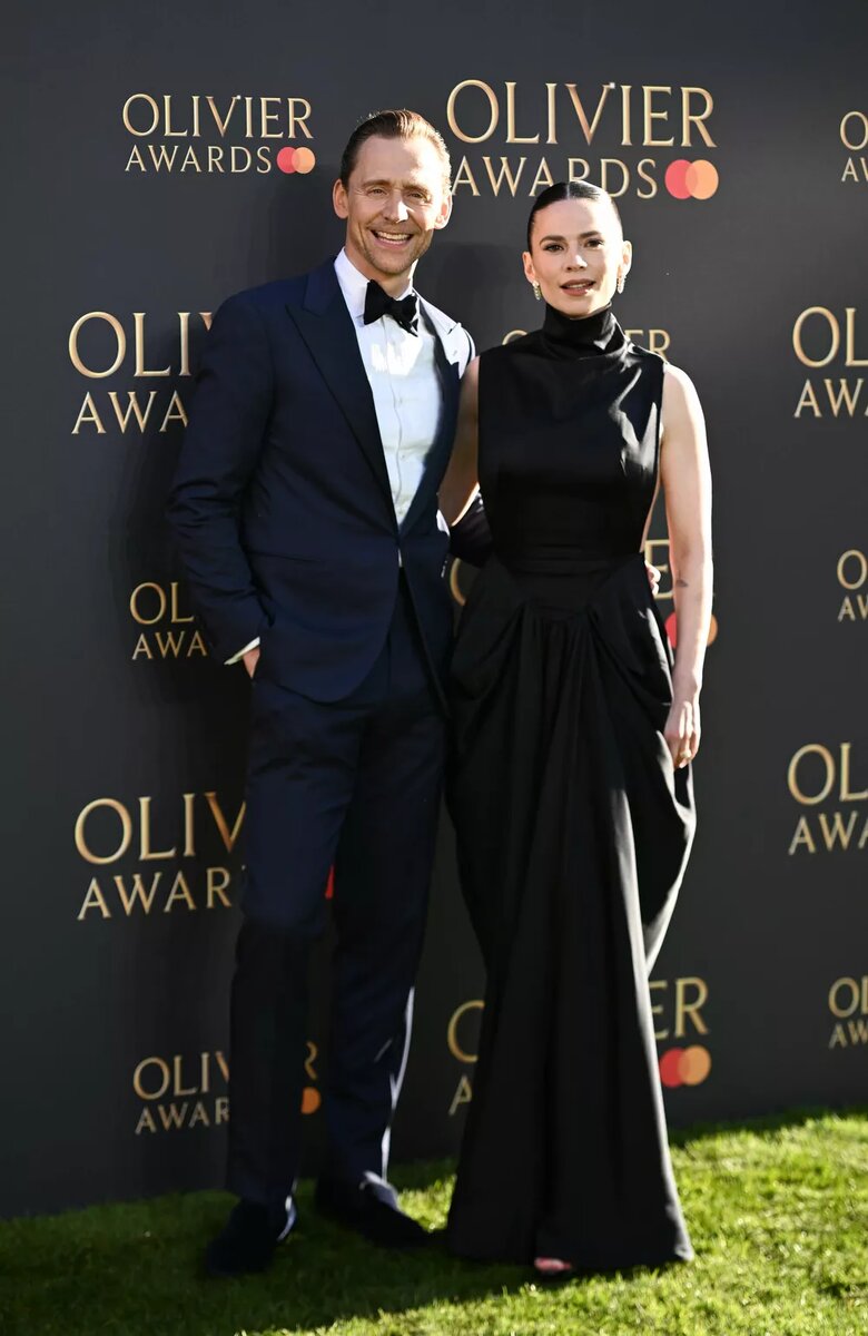 Том Хиддлстон и Хейли Этвелл📷
