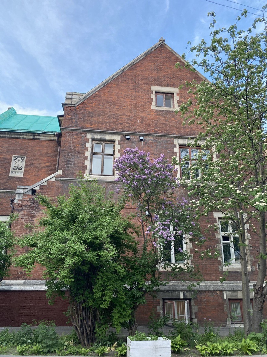 В 1894 году рядом с входом на церковный участок было построено небольшое двухэтажное строение для капеллана церкви