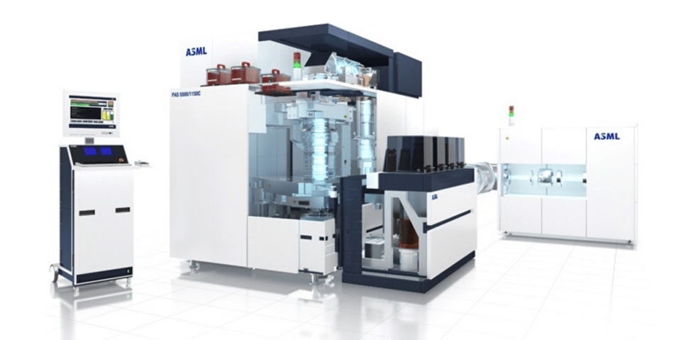 Фотолитограф этой модели голландского производителя ASML: PAS 5500/1150C с источником излучения на фториде аргона (193 нм), — работает на зеленоградском «Микроне» (по техпроцессу 90 нм).