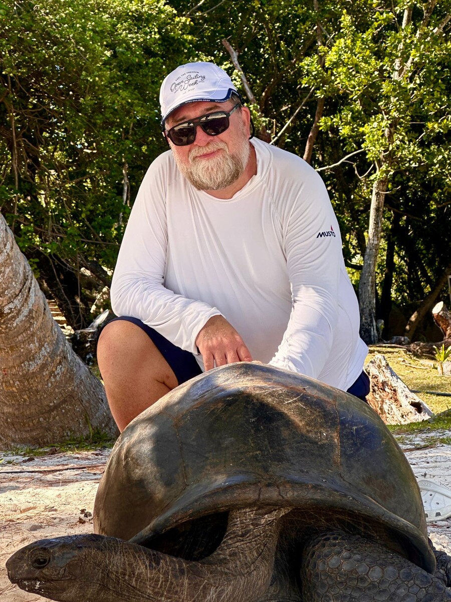 Сейшельскте черепахи Альдабра на острове Курьез. Не то что плавать - ходить то ленятся)))
