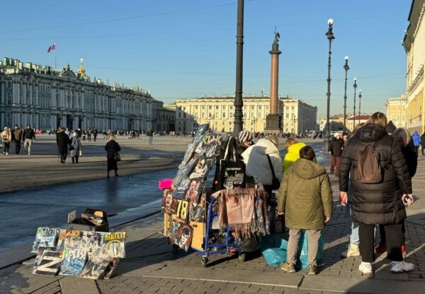 С приходом весенних деньков разворачивается нелегальная торговля в туристических локациях Петербурга. Фото: читатели «СДП»