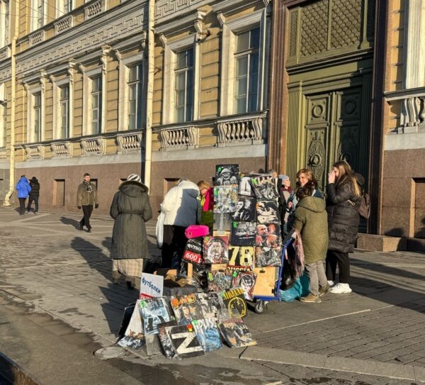 Нелегалы как всегда обосновались на подступах к Дворцовой площади неподалеку от Невского проспекта. Фото: читатели «СДП»