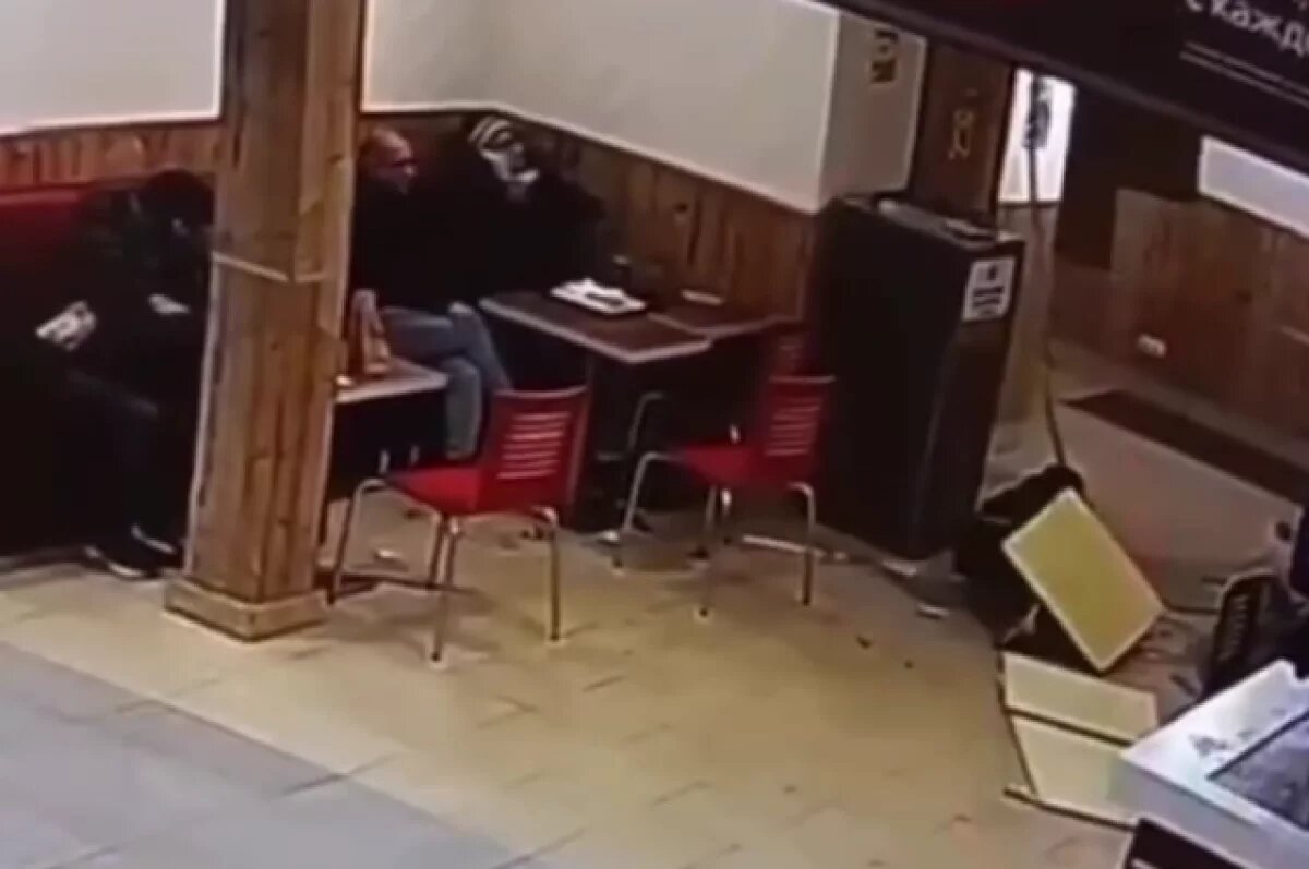    В торговом центре Санкт-Петербурга под девочкой провалился технический пол