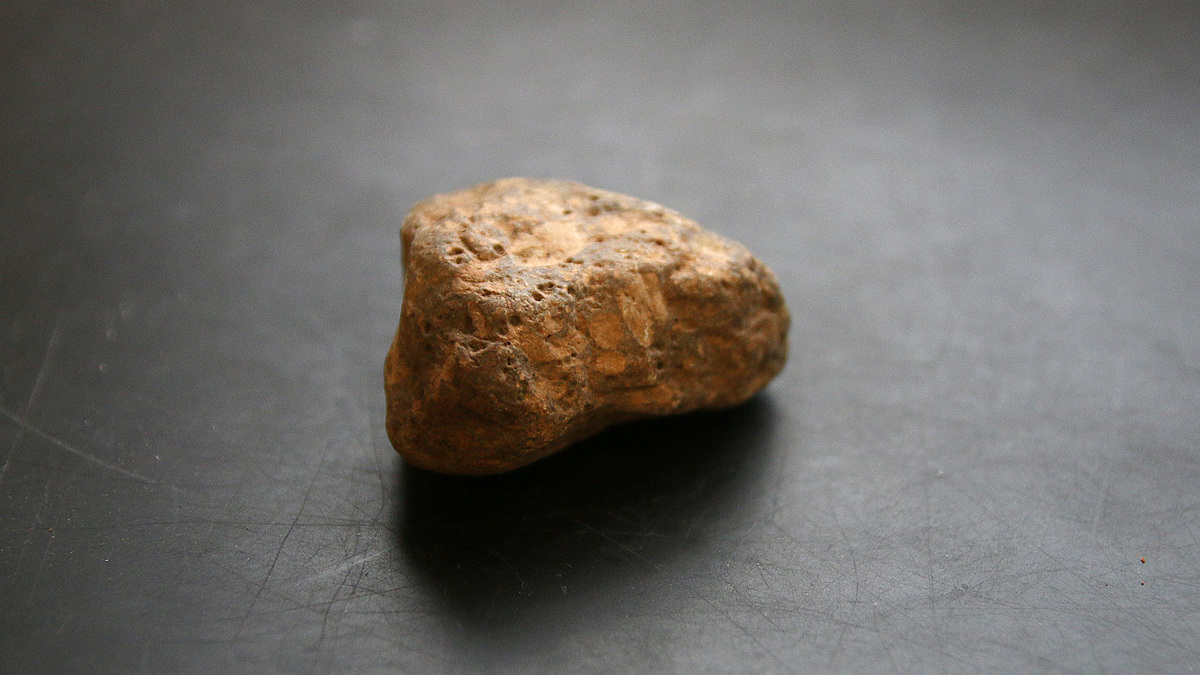 Вроде кремень, а может, окатыш халцедона.