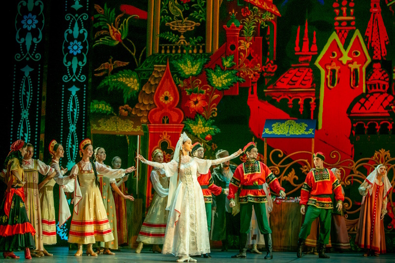 Сцена из балета "Конёк Горбунок" в Михайловском театре. Источник фото: www.culture.ru.