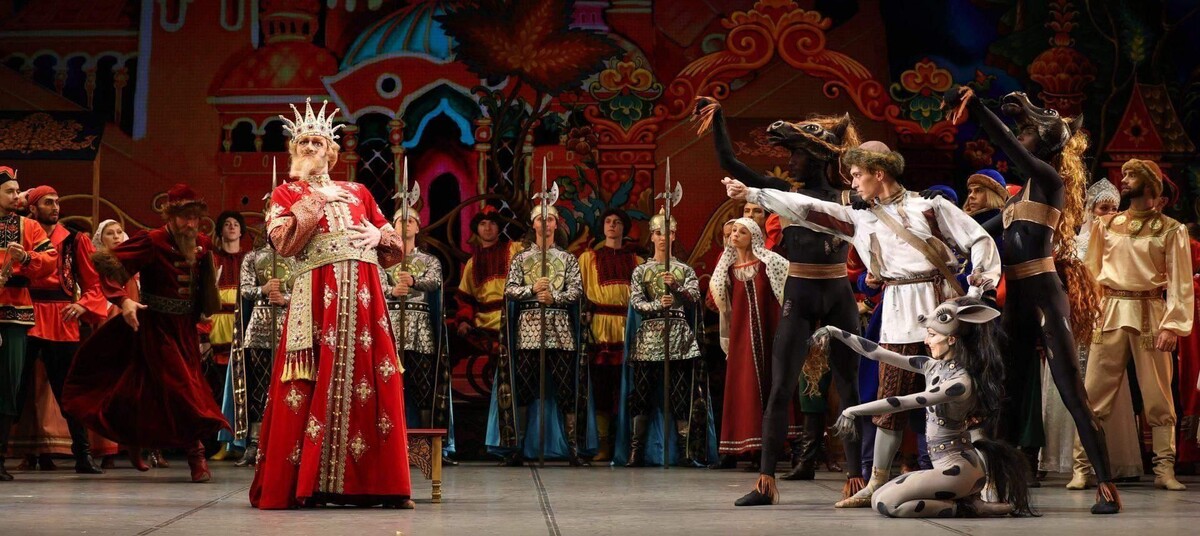 Сцена из балета "Конёк Горбунок" в Михайловском театре. Источник фото: www.mikhailovsky.ru.