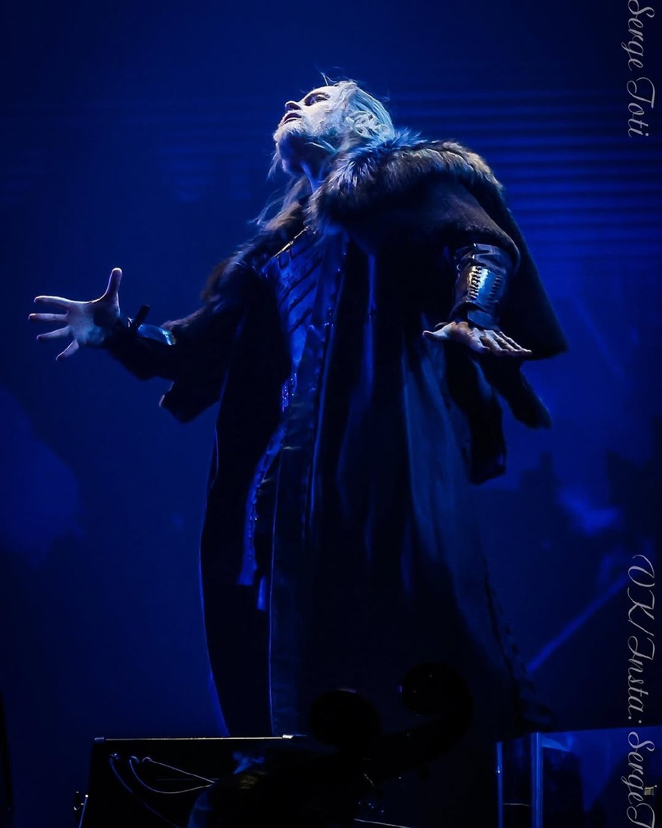 Высокохудожественно! Вот же мастер Сергей Тоти! Но и модель, конечно - просто идеал!