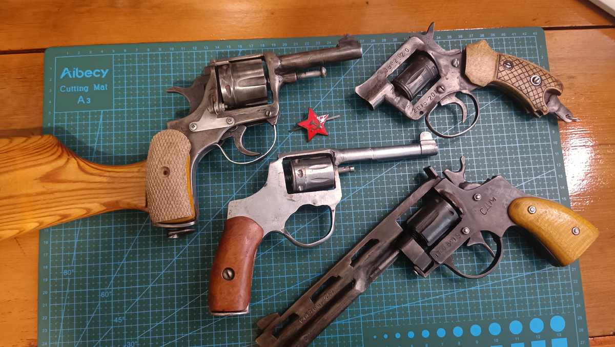Разные макеты револьверов из металла. Всё законно. 
