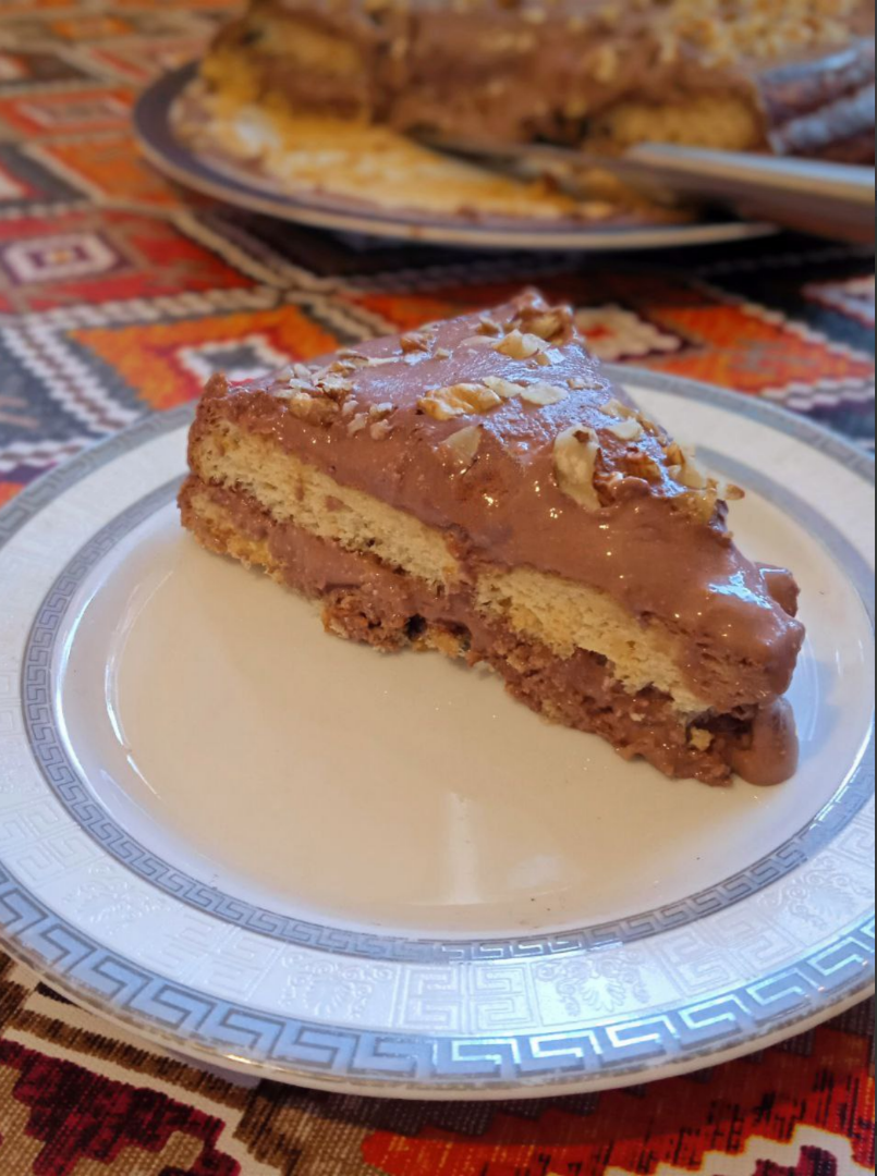 Бисквит, пока пекся, слегка подпахивал горохом (или это меня глючило?..), но в итоге получился роскошный: пышный, мягкий и без малейших признаков сои в составе.