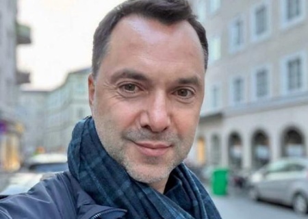    Арестович призвал Киев отказаться от западных кураторов и договариваться с Москвой