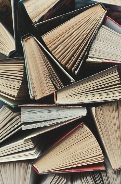 Набрала кучу книг, но так и не прочитала ни одной, атата.