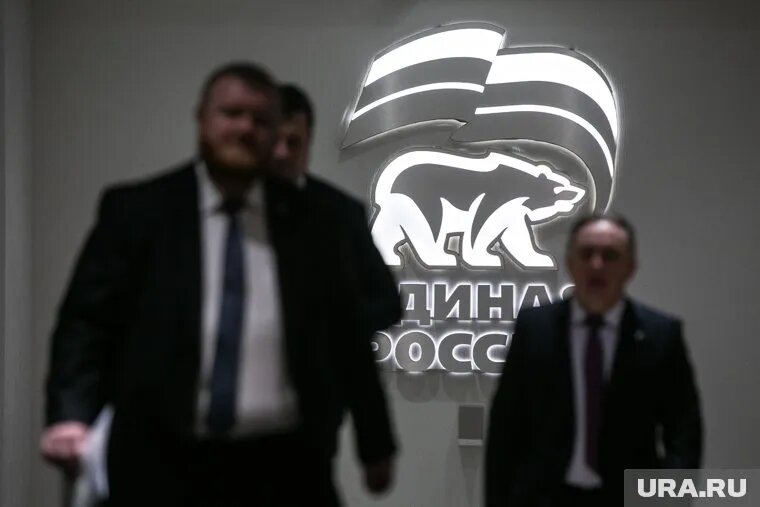 Фракция ЕР в Верховном совете Хакасии раскололась из-за борьбы спикера Сергея Сокола с губернатором Валентином Коноваловым. Фото: Владимир Андреев © URA.RU