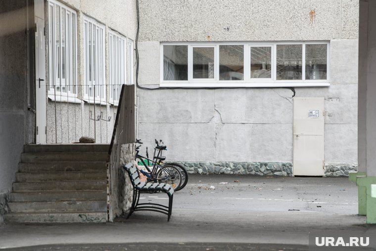 Детей после ворвавшегося неадеквата экстренно эвакуировали на школьный двор. Фото: Московец Илья © URA.RU