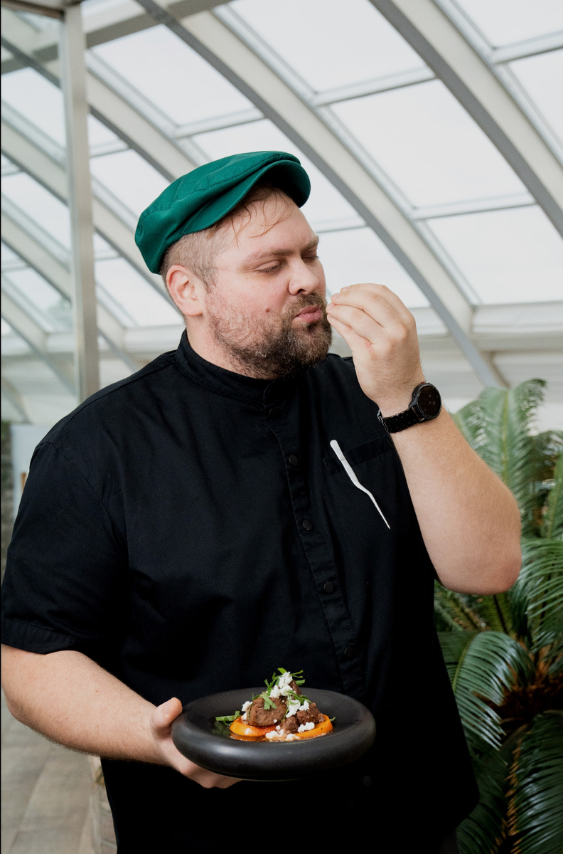 Фотосессия сезонного фестиваля "Хурма", который проводит наш ресторан. Презентовал хурму деглазированную "копчёной" чачей с томленной бараниной, мятой и сыром фетой. 