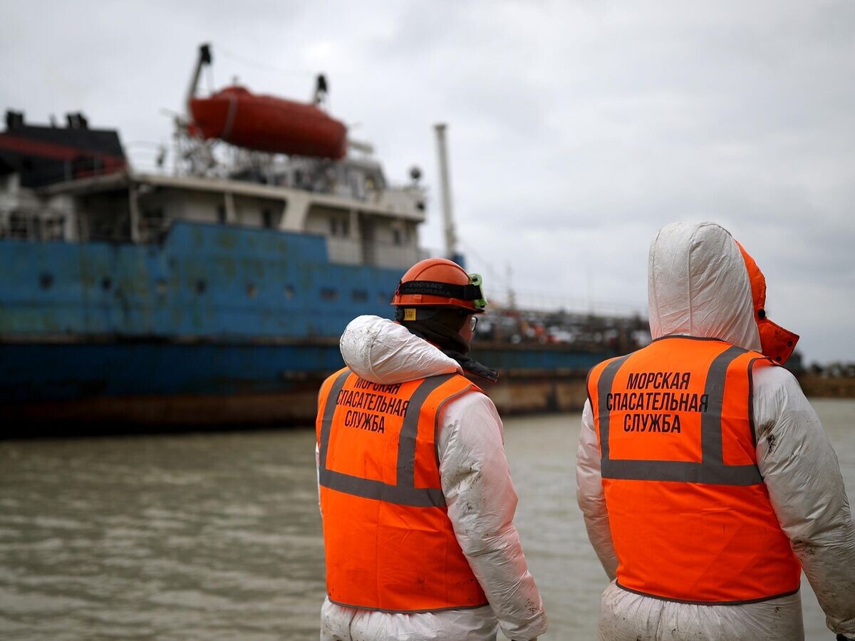    Специалист Морспасслужбы во время первого этапа откачки мазута из танкера "Волгонефть-239", стоящего на мели у мыса Панагия© РИА Новости / Виталий Тимкив
