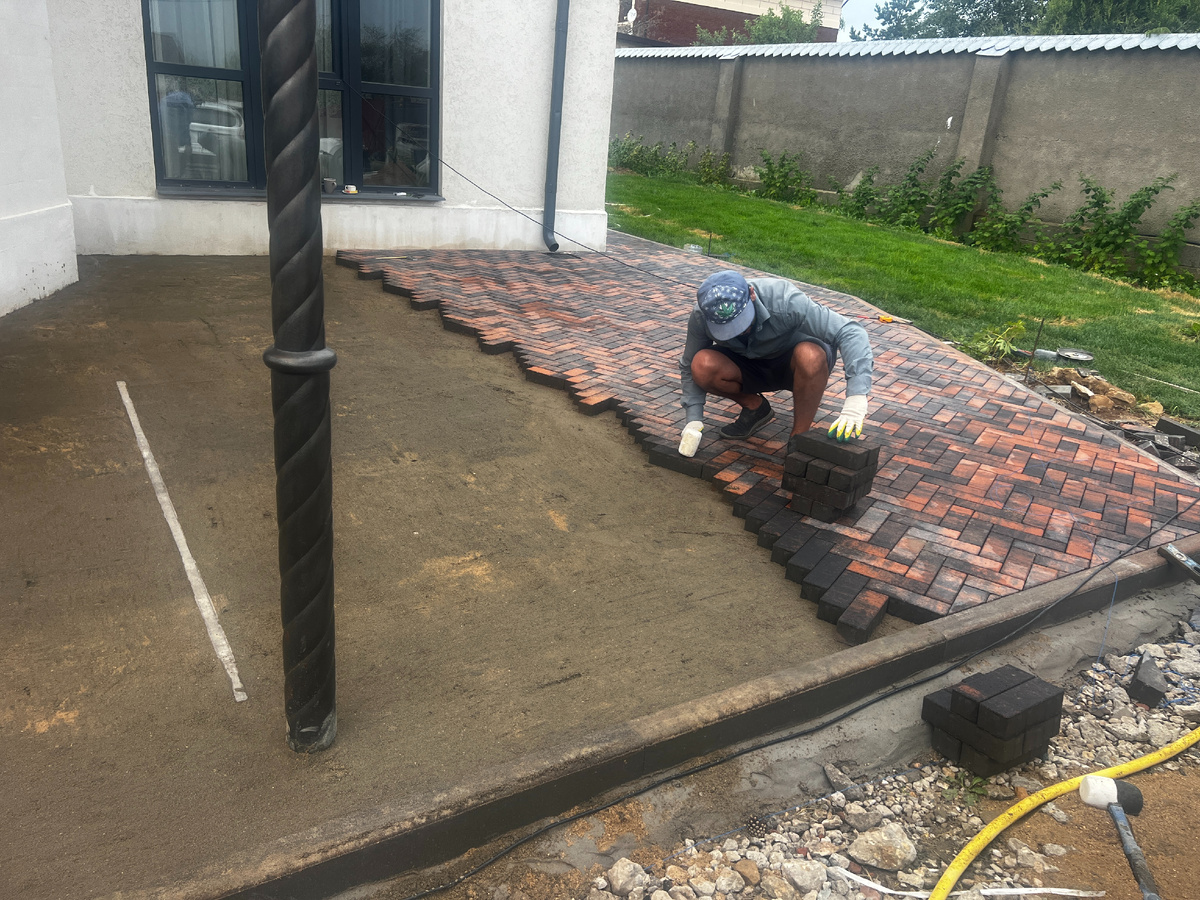 Процесс укладкаи тротуарной плитки