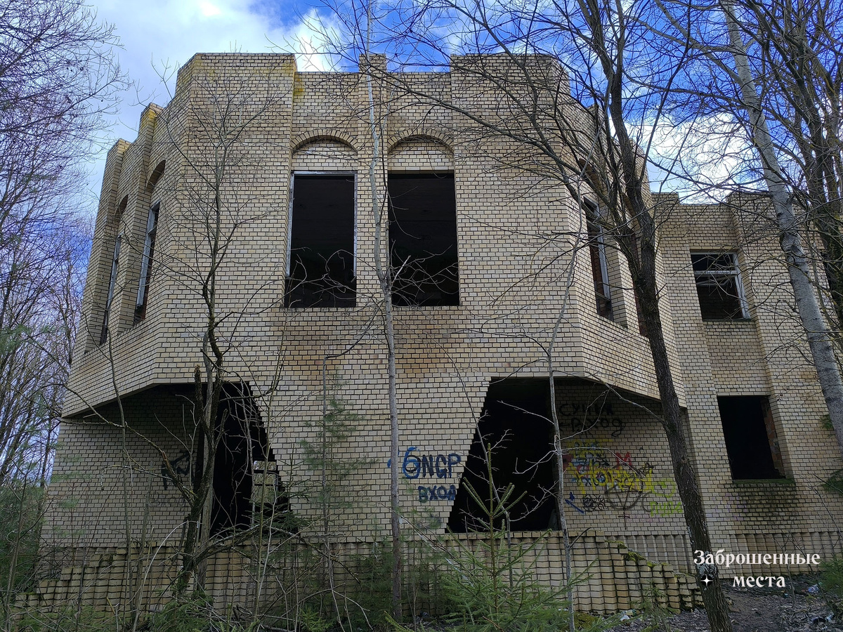 Заброшенный недостроенный детский санаторий "Зарница". Фото автора 03.2025 год.