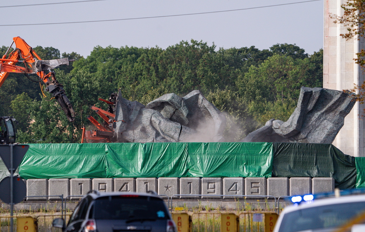    Снос памятника Освободителям Риги в Латвии, 2022 год  Стрингер/ТАСС