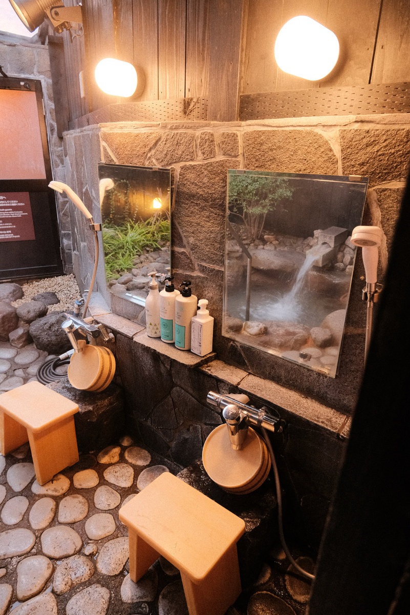 Душевые с табуретками, мылом и шампунем - есть в каждом онсэне.