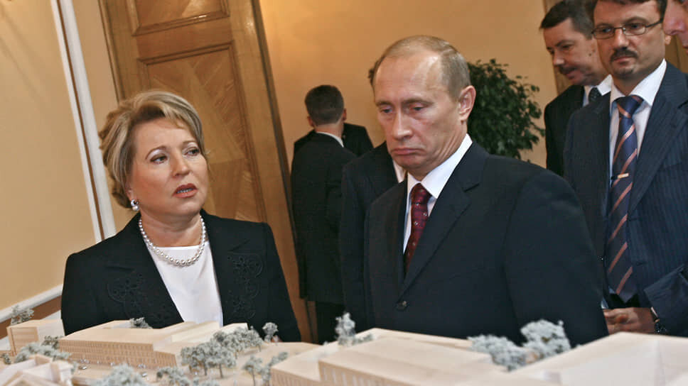 С Владимиром Путиным и министром экономического развития и торговли Германом Грефом (справа) на заседании II Всемирного конгресса соотечественников, проживающих за рубежом, 2006 год.📷Фото: Дмитрий Азаров / Коммерсантъ