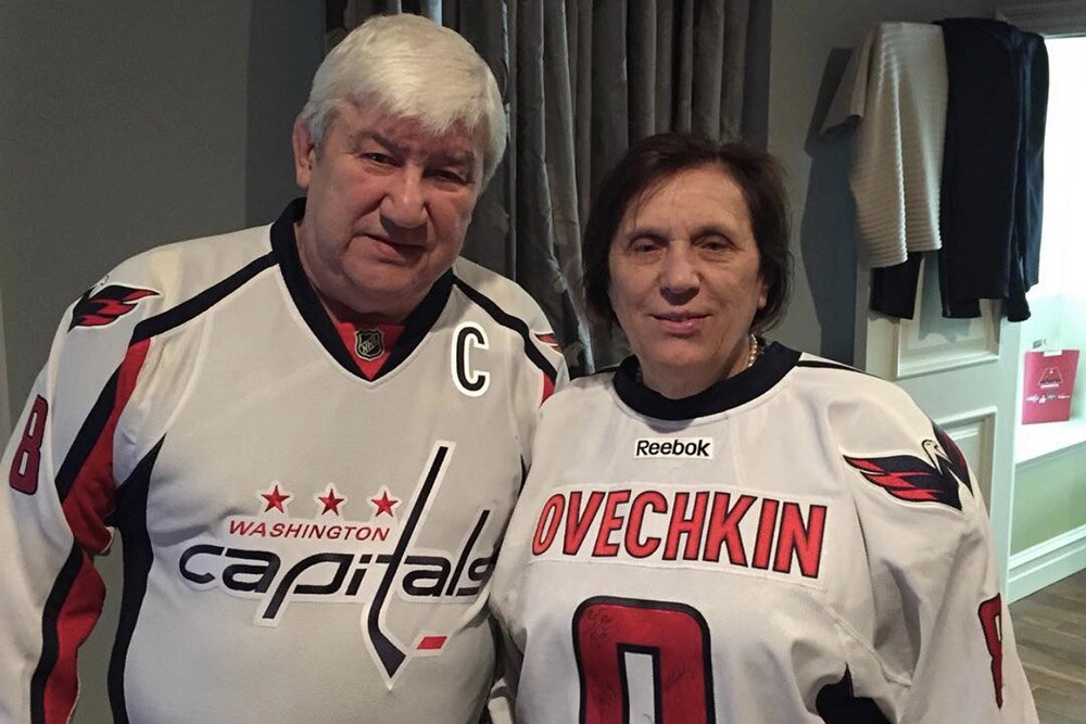    Мама и папа Овечкина — самые преданные его болельщики и самые строгие судьи. Фото: соцсети