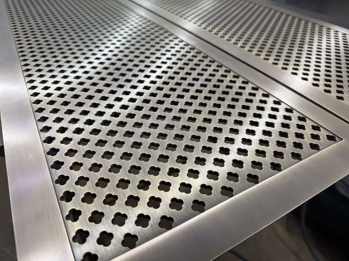    metalleskie_reshetki_nержавeyushchey_stali.jpg arhgrille